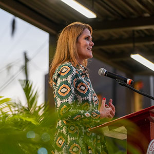 Julia Roberts, Dyslexia Advocate and daughter of Hal and Marjorie Roberts, speaking on stage at dedication ceremony.